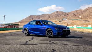 Trofeo ženklu pažymėtas modelis išsiskiria savo galia, kuri slypi itališkos elegancijos sedane. First Drive Review 2021 Maserati Ghibli Trofeo Adds Substance To Style