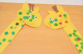 Giraffes are the tallest mammals in the world, which probably explains why kids are generally fascinated by them. Easy Zoo Animal Crafts For Preschoolers