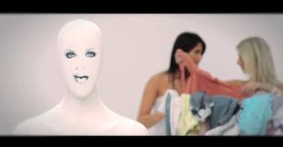 Februárban hozta nyilvánosságra dér heni, hogy új párja van, akkor már 3 hónapja jártak új szerelmével, akinek kilétét nem árulta el. Der Heni Megkopaszodott