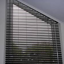 aluminium jaloezieen zijn de perfect oplossing voor trapezium ramen een trapezium raam is een raam met een of me jaloezieen ramen verduisteren ramen gordijnen