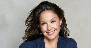 Julia Judd's Instagram, Twitter & Facebook