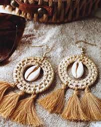 Watch The Best Youtube Videos Online Pompons Coquillages Pour Ces Boucles Doreilles Fantaisie Nous Avons So Nature Earrings Jewelry Trends Clay Earrings