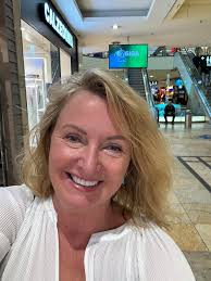 Hi, boa noite and καλησπέρα 😊 Any Brazilians and Greeks here? I am  learning these two beautiful languages and would like to practice,  accompanied by a caipirinha or freddo cappuccino 😄. I