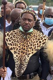 Prince misuzulu zulu, the son of the late king goodwill zwelithini and queen mantfombi dlamini zulu arrived at the memorial service with amabutho. Colxljgmnigb0m