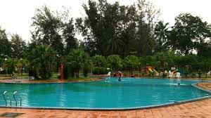 Playa de cherating y bukit jelutung son una buena muestra de la belleza natural de la región, donde también puedes acercarte a atractivos turísticos como minizoológico taman teruntum o santuario de tortugas de cherating. Swimming Pool Picture Of De Rhu Beach Resort Kuantan Tripadvisor