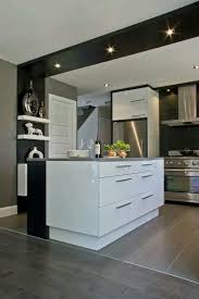 Petites Etageres Dans Cadre Fonce Cuisine Urbaine Cuisine Moderne Cuisines Deco