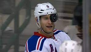 Passt auf alle marken helme bauer, warrior und ccm helme. Dan Girardi Fangt Puck Mit Dem Visier Video