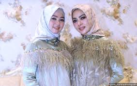 Bisa laki laki sholeh atau wanita muslimah dan lainya. Kakak Ipar Syahrini Janda Cantik Bak Bidadari Surga Putri Kecil Berhijab Bikin Gemes