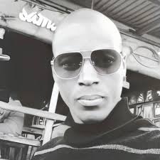 Nchi imekuwa ya kifalme afu kuna ng'ombe inafurahia uchawa ikidhani  itakomboa familia yake Nasema imetoasha Ni wakati wakuungana kukomesha huu  uongozi wa kiimla