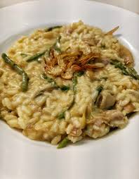 Non so voi, ma io vado matta per i carciofi, per cui, quando questi deliziosi ortaggi iniziano a spuntare nel mio orticello, la mia mente inizia ad elaborare una ricetta diversa per ogni giorno della settimana. Il Risotto Asparagi Carciofi Salsiccia Ed Essenza Di Finocchietto La Moglie Dello Chef