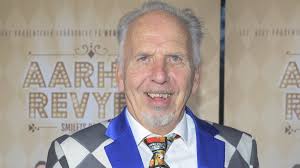 Kødpølse, batterier, og leverpostej: Jacob Haugaard mødte op i usædvanligt  jakkesæt