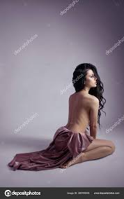 Mujer Desnuda Con Pelo Largo Sentado Suelo Sexy Chica Morena — Foto de  stock 364709044 © angel_nt