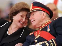 Biografías de líderes políticos es un servicio de información de cidob que ofrece 1.060 biografías contextualizadas de dirigentes de todo el mundo. Quien Es La Esposa De Pinochet Cuantos Anos Tiene La Vieja Donde Nacio Lucia Hiriart Que Edad Tiene La Lucia Hiriart De Pinochet Noticias Importantes