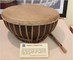 Keunikan yang terdapat pada alat musik ini yaitu terletak pada bagian badan hasapi yang terdapat suatu ukiran untuk hiasannya. 3 Alat Musik Tradisional Palembang Lengkap