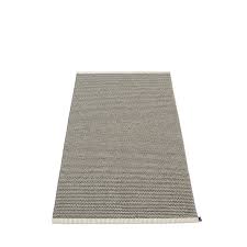 The asta reversible rug by pappelina is a plastic runner for indoor and outdoor use that impresses both with its practical properties as well as its decorative pattern. Mono Teppiche 85 Cm Breit Charcoal Warm Grey Pappelina