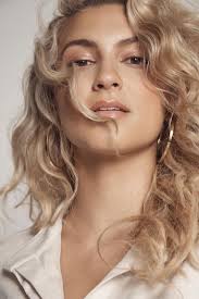 just look at the birds, they only know how to fly..... up in the clouds,  they never worry like i do ☁️