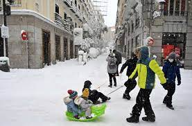 Der winter und der schnee haben die schweiz weiter im griff. Neuschnee In Spanien Die Madrider Feiern Fiesta Im Schnee Panorama Stuttgarter Zeitung