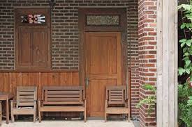 Banyak perumahan yang menyediakan rumah minimalis, namun terkadang tidak menyediakan taman di halaman. Inspirasi Desain Teras Sederhana Cocok Buat Rumah Mungil Semua Halaman Idea