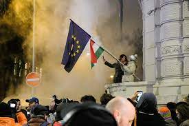 Orbán ma reggel azt mondta: File Tuloratorveny Elleni Tuntetes 2018 December 12 En A Fidesz Szekhaznal Jpg Wikipedia