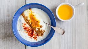 Joghurt Mit Bunten Gewurzen Daneben Ein Schalchen Leinol Rezepte Entzundungshemmende Rezepte Lebensmittel Essen