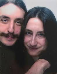 Hi wij zijn op zoek naar een gezellig huis in Amsterdam! Het enige wat  veranderd is, is dat ik Veerle 21 ben en Julia 22 :)) Hoop dat jullie ons  kunnen helpen!