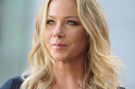 Christina applegate krebs sie handelt von zwei äußerst unterschiedlichen frauen, die sich in einer selbsthilfegruppe für trauernde kennenlernen und langsam eine freundschaft aufbauen. Christina Applegate Lasst Sich Die Eierstocke Entfernen Brigitte De