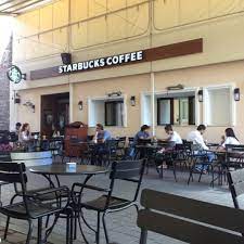 Starbucks klasik ancak kalabalığa rağmen hep aynı hız ve kalitede hizmet veriyor çalışanlar. Starbucks Coffee Shop In Istanbul