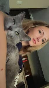 This kitty has been hanging out in the Cabin Hill/Sunset View area. No one 