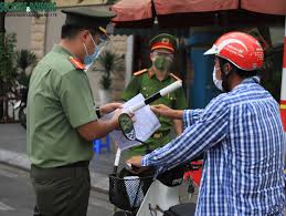 Bên cạnh giấy đi đường, người ra đường trong thời gian giãn cách phải xuất trình giấy tờ tùy thân, lịch trực, lịch làm việc, văn bản phân hà nội vừa gian hạn thời gian giãn cách xã hội theo nguyên tắc chỉ thị 16 của thủ tướng thêm 15 ngày (đến 6h ngày 23/8). 1sjrhas4r0bflm
