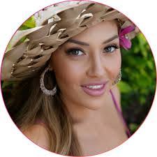 Mikki Walker's Instagram, Twitter & Facebook