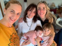 Tres mujeres fueron madres gracias a una donación de embriones y crían como  una familia a sus hijos, que son genéticamente hermanos