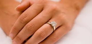 Sigue las costumbres de tus antepasados. Descubre Hermosos Anillos De Compromiso Y Matrimonio