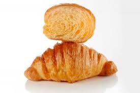 Per ottenere la classica forma a cornetto basta ritagliare dei triangoli di impasto e poi. Dolci Buoni Croissant Francese Corman