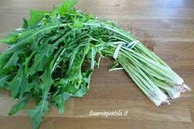 Le puntarelle, ampiamente utilizzate nell'ambito della cucina romana, altro non sono che il cuore della catalogna spigata. Come Pulire La Cicoria Scuola Di Cucina Il Cuore In Pentola