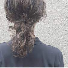 レイヤーたっぷりなウルフスタイルを ざっくりひとつ結びに ヘアスタイリング スタイル ひとつ結び