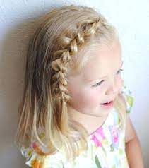 Elle est facile à porter et elle promet de garder les cheveux de votre enfant bien coiffés tout au long de la journée ! Belle Idee De Coiffure Pour Enfant Avec Cheveux Mi Longs Kids Hairstyles Girls Girls Hairstyles Easy Little Girl Hairstyles