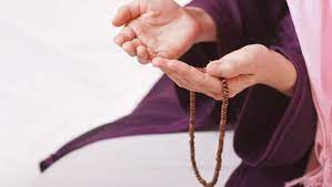 Selain makanan, ibu hamil usia 8 bulan juga harus mencukupi kebutuhan cairan dengan mengkonsumsi air putih minimal 2 liter per hari. 5 Doa Ibu Hamil Supaya Anak Saleh Hingga Dihindari Dari Keguguran