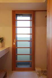 尼崎ｔ邸 玄関と洗面の勝手口に設けたアウトセット引戸タイプの造作網戸 視線がないので格子は荒め アウトセット引き戸 網戸 マンションキッチン