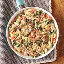 Recette De One Pot Pasta Au Saumon Fume Et Aux Epinards Coup De Pouce Smoked Salmon Pasta One Pot Pasta Salmon Pasta Bake