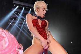 SuchitraSuchi on X: Miley Cyrus Hot Photos Leaked in Net.  #DiaInternacionalDelBeso #diadobeijo #JuevesSanto See :  t.co 5Ee9pF8W8t t.co 7X2CPkQ4bK   X