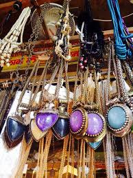 Shop For Trinkets And Junk Jewellery At Colaba Causeway In Mumbai India Shopping Taj Mahal India Traveling By Yourself Animal Tattoos