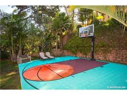 16 Homes With Basketball Courts You Can Buy Now Patios Exterieurs Terrain De Basket Panier De Basket
