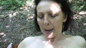 Nackte oma im wald