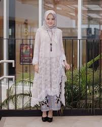 Fashion yang cocok untuk acara semi formal wisuda, pesta, kondangan, resepsi, rapat perusahaan & lamaran tunangan. Tips Memilih Model Dress Brokat Kombinasi Buat Pesta Termasuk Untuk Hijaber Womantalk Com Line Today