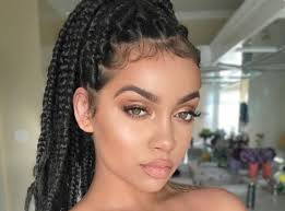 Pour les tresses non collées, tu prends le rajout, tu le plies en deux, tu en pinces une moitié avec la mèche de cheveux de ta copine et tu fais tourner l'autre moitié du rajout autour; Box Braids La Grande Tendance Instagram Du Moment