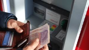 Wer bargeld einzahlen möchte, muss daher wissen, dass ab der grenze von 15.000 euro die banken automatisch eine meldung beim fiskus vornehmen. Geld Einzahlen Bargeld Auf Konto Einzahlen Reisetopia