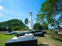 Satu di rumah api rendah dan satu lagi di bumbung. Jom Terokai Monumen Bersejarah Di Negara Kita