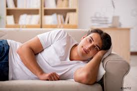 Sofas und couchgarnituren, die sich mit wenigen handgriffen in ein komfortables bett verwandeln da die sitzpolster nur zum sitzen und die matratze nur zum schlafen benutzt wird, werden die. Junger Mann Schlafen In Sofa Couch Foto Vorratig Crushpixel