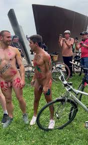 Toronto naked bike race - ThisVid.com