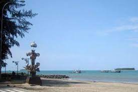 Harga tiket yang terjangkau membuat pantai ini tak pernah sepi. 10 Dari 16 Sirene Peringatan Dini Tsunami Di Pariaman Rusak